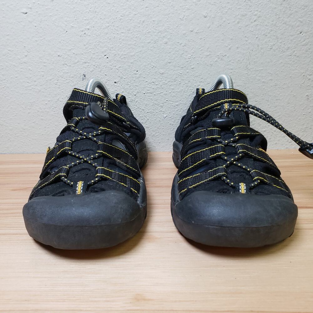 Keen Kids Size 2 Water Shoes Trail Sandals Black Camping Hiking Outdoor Gorpcore - Picture 2 of 11